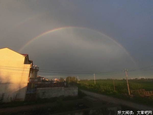 楼角处的翘望者