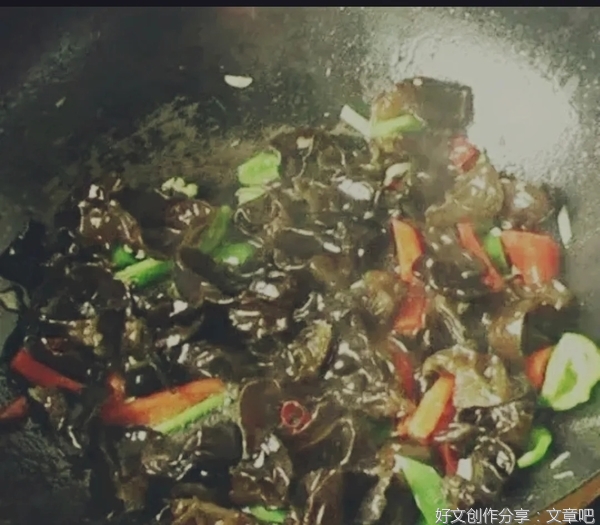 这木耳情愿不吃，都不炒了，就想问问大家木耳怎么炒才能不会炸