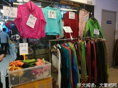 渺茫回望，一面是曾经的欢乐，一面是飘荡无奈的现实
