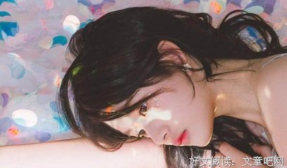 一天，我看见一个女同学在校园长椅上坐着