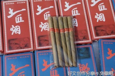大家觉得这个摊位老板应不应该给两位年轻人退钱？