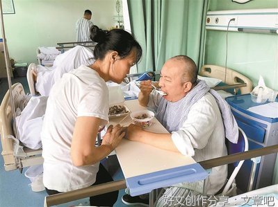 第一次和男朋友睡在一起，娇羞的我躲在被窝里不敢出来