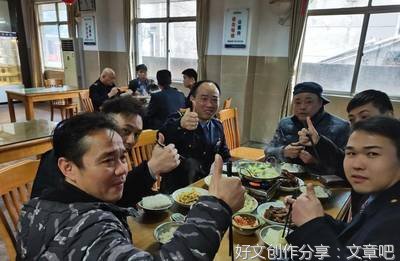 大半夜的，12点了，窗外传来阵阵鞭炮声，还有阵阵欢呼声