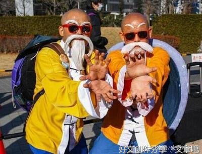 小伙子握住了她的手，我想送你点礼物可以吗？