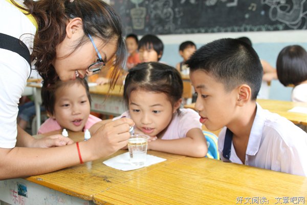 “萌芽”课堂：奇妙化学实验获好评