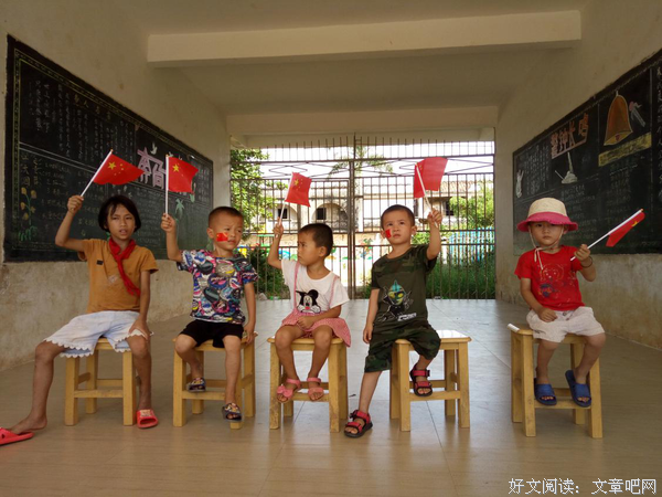 阳光下的少先队员