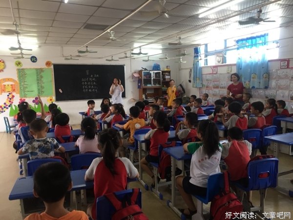 岭南师范学院小玲珑社会实践队支教队员带领孩子走进诗歌朗诵音乐