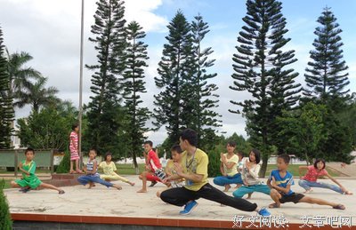 岭南师范学院“梦·相随”社会实践队 运动游戏 趣味无穷