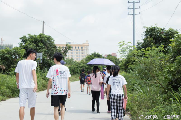 “启悟”社会实践队——贴心护送，放心回家