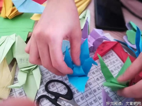 “夏乡萤火”实践队开设“折纸小课堂”