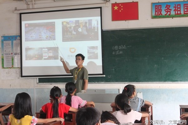 “夏乡萤火”实践队开设编程小课堂
