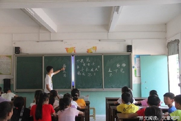 “夏乡萤火”实践队开设书法小课堂