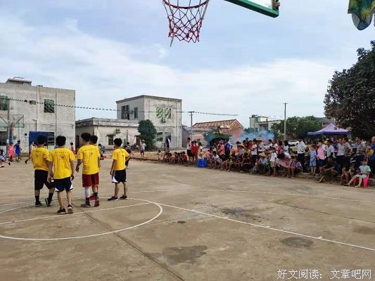“夏乡萤火”实践队与当地村名举行篮球赛