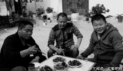 村里人一块乐和，不计较谁拿多少
