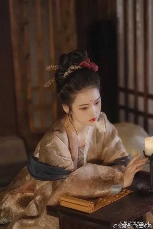 青灯下的倩影