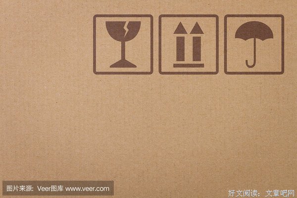 男子在野外的洞口内挖出一个木箱子，打开细看后果断报警啦！
