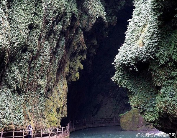 红瓦绿树碧海蓝天，春色如画八大峡