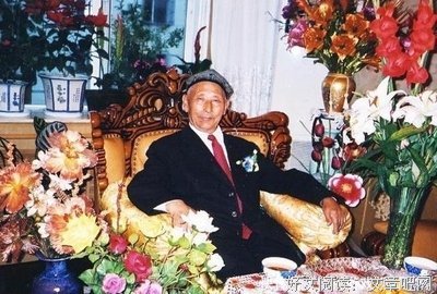 中国最后一位王爷，众人见他不用下跪，活到2014年，看着国旗去世