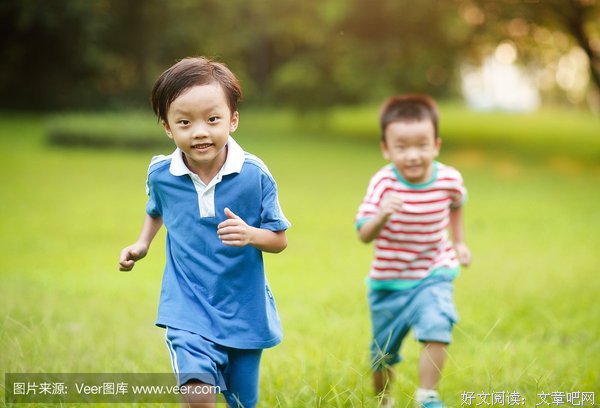 两个人只要相互喜欢，就没必要在意别人的眼光