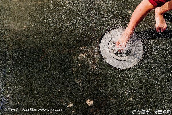 在太阳下无忧无虑地奔跑，把那些可怜我们的眼光都抛在脑后吧