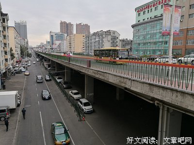 人多车也多，一时之间竟然堵车了，堵车那会儿工夫目睹了一幕场景