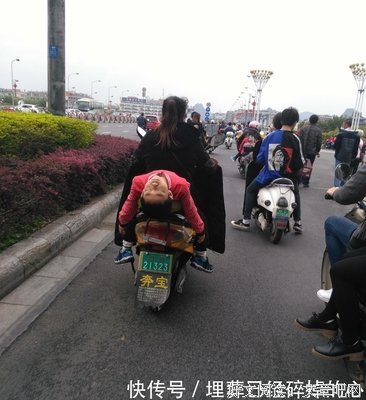 换电动车第四个晚上，骑电动车带宝宝去夜市摊