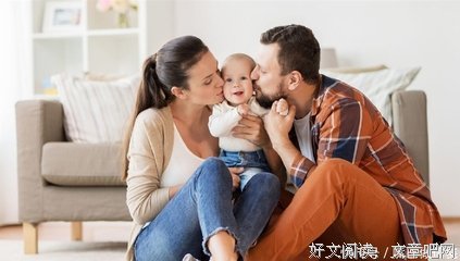 宝宝粘着爸爸撒娇