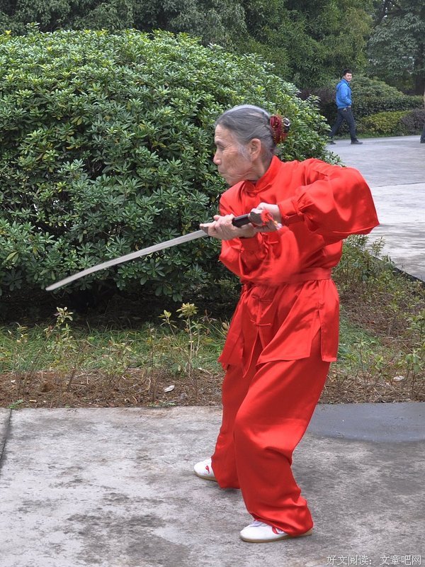 练瑜伽的绿裤子女人