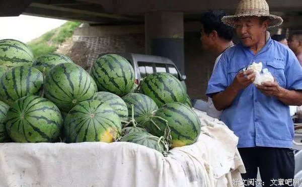 校园故事：老人送给卢俊卿一个西瓜