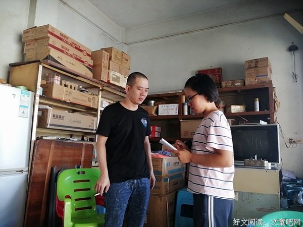 记和村民聊聊脱贫攻坚
