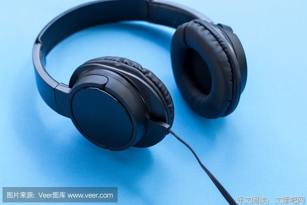 趴在桌子上听着音乐