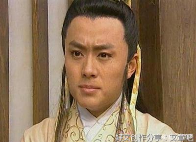 嘴上喊着真爱，手上举着白莲花，心里藏着鹤顶红。
