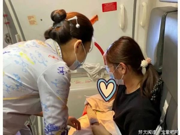 空姐跪地急救幼童，本职行为不应被过度营销