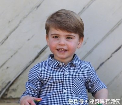 她在那哥俩之间