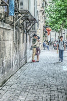 穿梭在人流中
