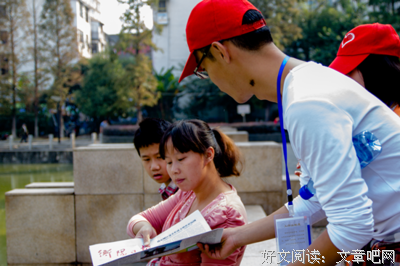 卖报纸的老人