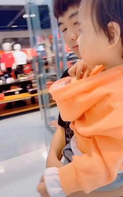 反穿衣服的父亲