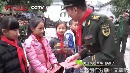 他们逐一走上讲台，一块块撕碎她的衣服