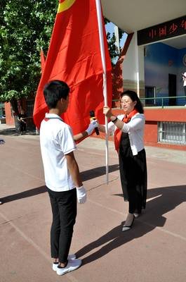 高举国旗跟党走