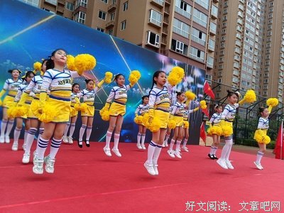文艺汇演前，手势舞的准备
