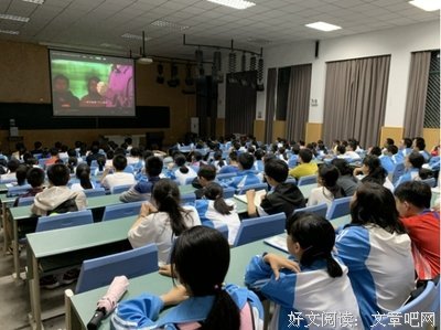 “扬帆起航”社会实践队组织孩子们观看励志电影