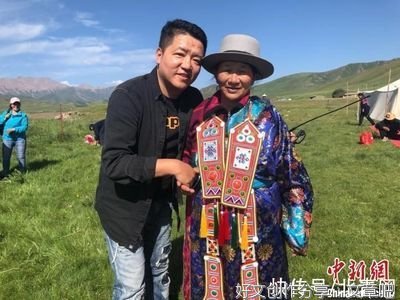 自律自信做好媒人 双向传播民族文化
