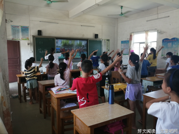 “风帆”社会实践队开设舞蹈课程