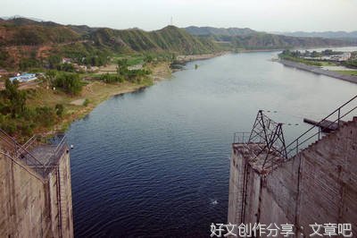 站在山水环绕的门口