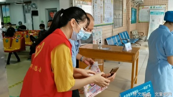 “红鹰”社会实践小组参与接种疫苗志愿活动