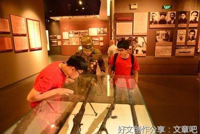 八一军旗，红霞万朵;八一军旗，光辉熠熠。看军旗飘扬，风展如画，