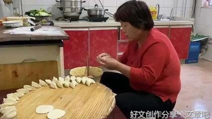 第一次去男友家，准婆婆拉着我包饺子，回来后，男友变成了前男友
