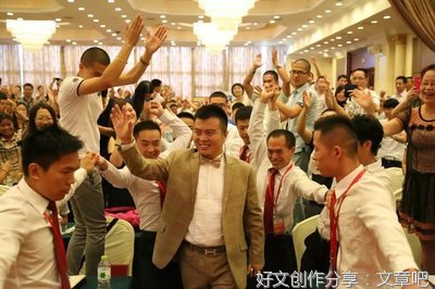 他凭借着惊人的毅力一步步走向成功
