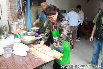 北京东城居民新民俗庆国庆 同吃“长寿面”