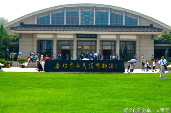 抖落黄尘举世惊